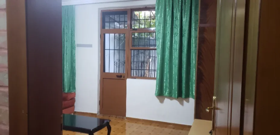 Tirane, jepet me qera apartament 2+1+Ballkon Kati 0, 72 m² 500 €, ish Tregu Elektrik