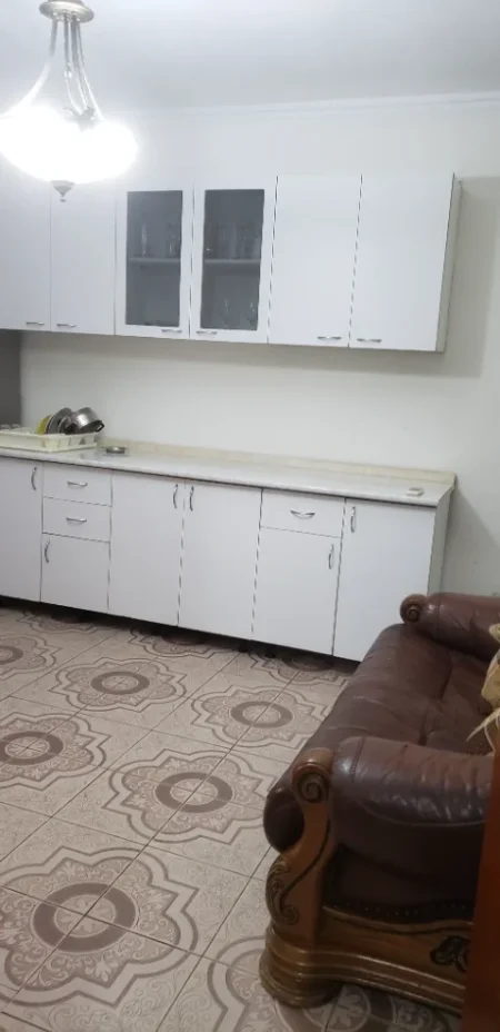 Tirane, jepet me qera apartament 2+1+Ballkon Kati 0, 72 m² 500 €, ish Tregu Elektrik