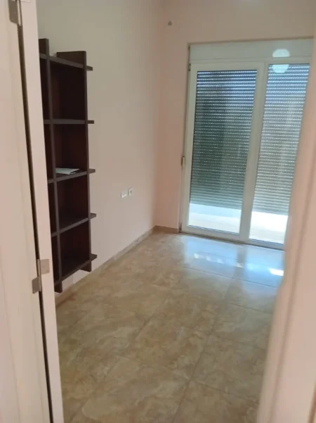 Tirane, jepet me qera apartament 2+1 Kati 2, 85 m² 500 € (KODRA E DIELLIT NGJITUR ME KOPESHTIN BOTANIK)