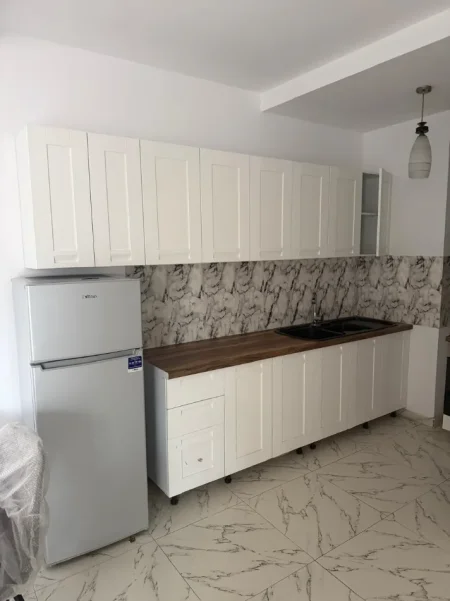 Tirane, jepet me qera apartament 1+1+Ballkon Kati 2, 72 m² 500 € (RRUGA E KAVAJES PERBALLE QENDRES GLOBE)