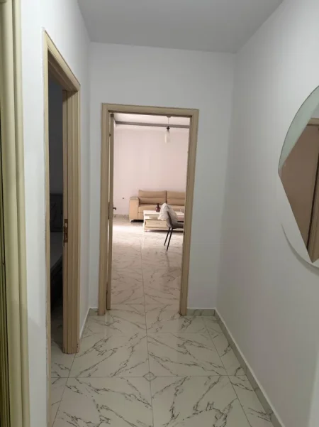 Tirane, jepet me qera apartament 1+1+Ballkon Kati 2, 72 m² 500 € (RRUGA E KAVAJES PERBALLE QENDRES GLOBE)