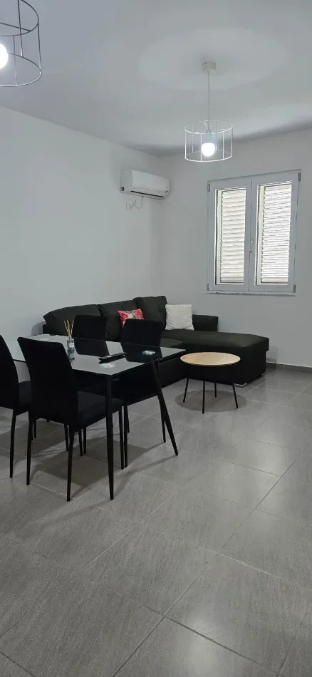 Tirane, jepet me qera apartament 1+1 Kati 4, 55 m² 550 € (KOMUNA E PARISIT)
