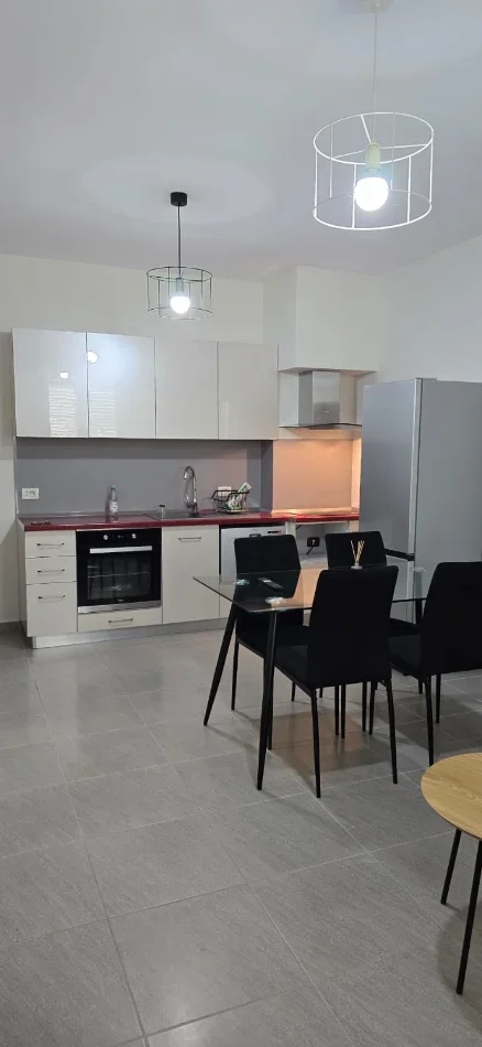 Tirane, jepet me qera apartament 1+1 Kati 4, 55 m² 550 € (KOMUNA E PARISIT)