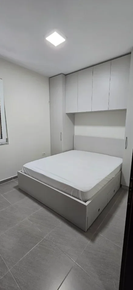 Tirane, jepet me qera apartament 1+1 Kati 4, 55 m² 550 € (KOMUNA E PARISIT)