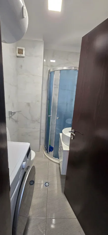 Tirane, jepet me qera apartament 1+1 Kati 4, 55 m² 550 € (KOMUNA E PARISIT)