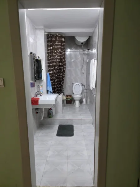 Tirane, jepet me qera apartament 2+1+Aneks+Ballkon Kati 2, 100 m² 650 € (ALI DEMI TREGU ELEKTRIK)