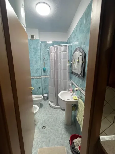 Tirane, jepet me qera apartament 1+1+Ballkon Kati 2, 65 m² 500 € (RRUGA FORTUZI)
