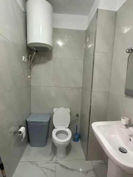 Tirane, jepet me qera apartament 2+1+Ballkon Kati 6, 100 m² 650 € (KRYQEZIMI 21 DHJETORI)