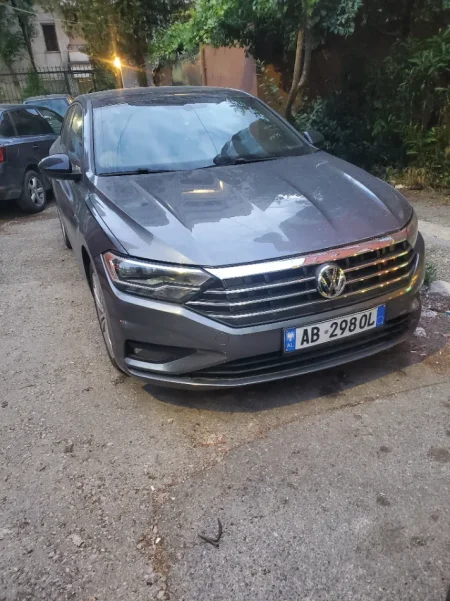 Tirane, shitet makine Passat jetta 1.4 Tsi R-line Benzin, gri e erret automatik Klima 102.000 km 10.000 €
