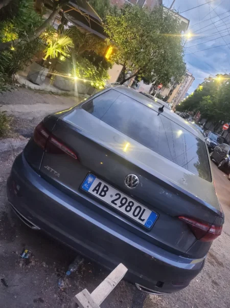 Tirane, shitet makine Passat jetta 1.4 Tsi R-line Benzin, gri e erret automatik Klima 102.000 km 10.000 €