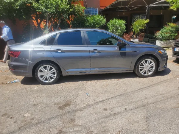 Tirane, shitet makine Passat jetta 1.4 Tsi R-line Benzin, gri e erret automatik Klima 102.000 km 10.000 €