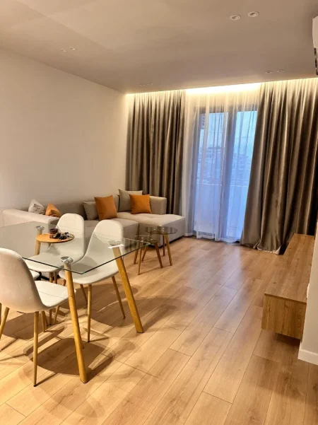Tirane, jepet me qera apartament 2+1 , 850 € 