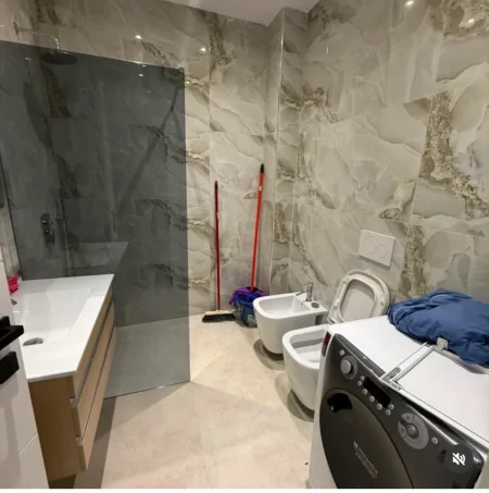 Tirane, jepet me qera apartament 2+1 Kati 2, 90 m² 700 € (Vila Dobi Rruga Peti tek Liqeni i Thate)