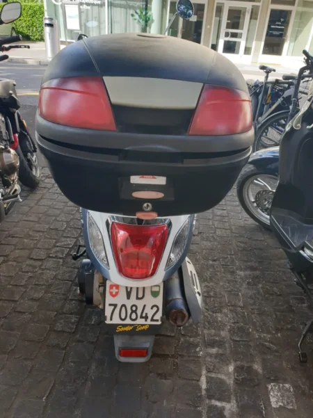 shes motor Sym Fddle , blu e hapur 13.000 km 2.200 €