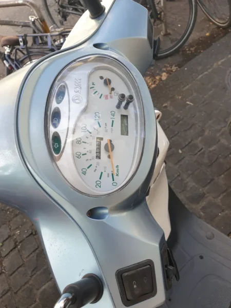 shes motor Sym Fddle , blu e hapur 13.000 km 2.200 €