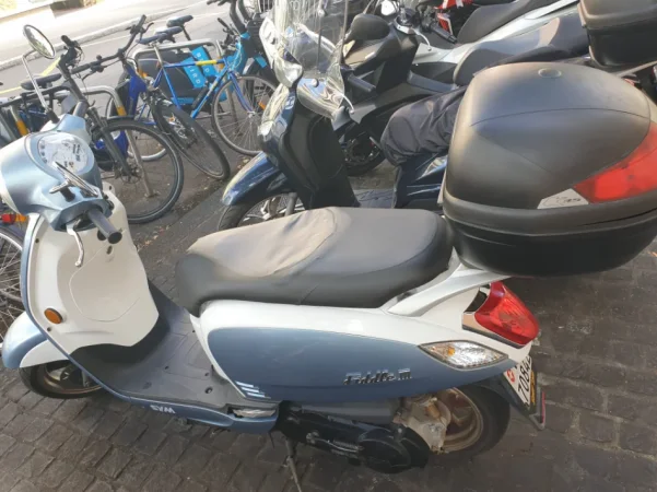 shes motor Sym Fddle , blu e hapur 13.000 km 2.200 €