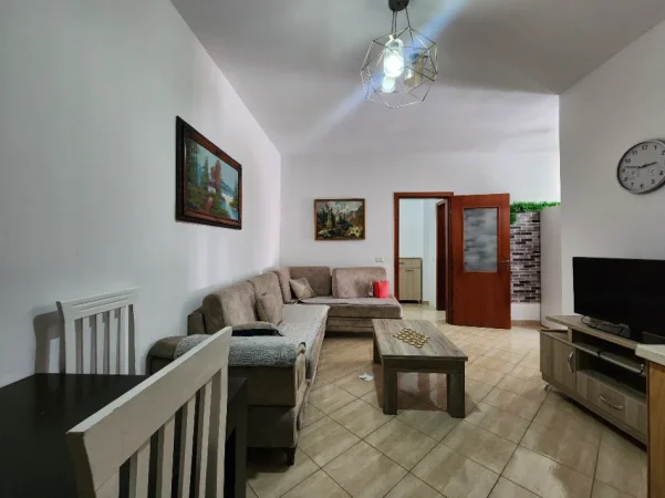 Tirane, jepet me qera apartament 1+1+Ballkon Kati 5, 65 m² 330 € (Rruga Fadil Feliu)