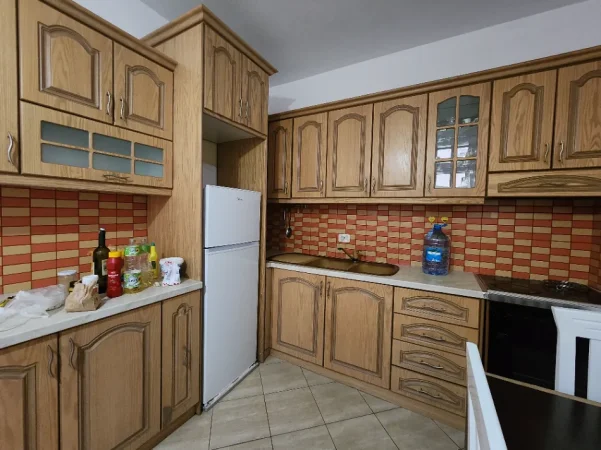Tirane, jepet me qera apartament 1+1+Ballkon Kati 5, 65 m² 330 € (Rruga Fadil Feliu)