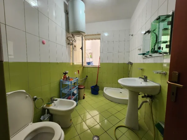 Tirane, jepet me qera apartament 1+1+Ballkon Kati 5, 65 m² 330 € (Rruga Fadil Feliu)