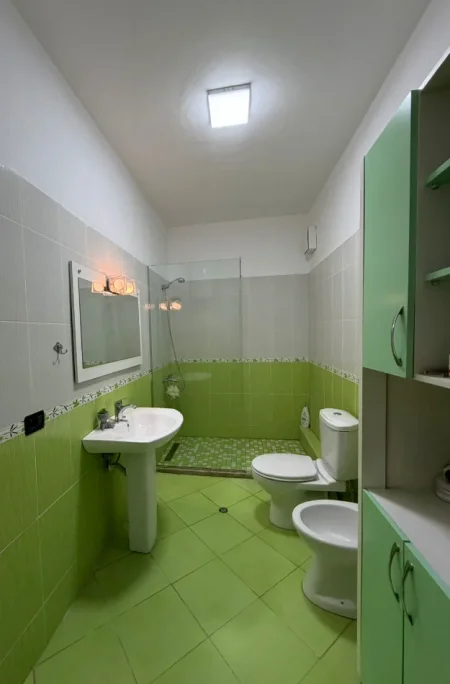 Tirane, jepet me qera apartament 2+1 , 115 m² 550 € (Astir)