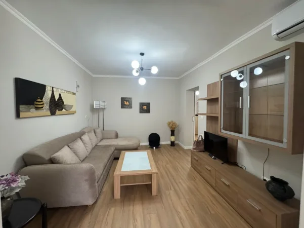 Tirane, jepet me qera apartament 2+1 , 80 m² 700 € (BLLOK)