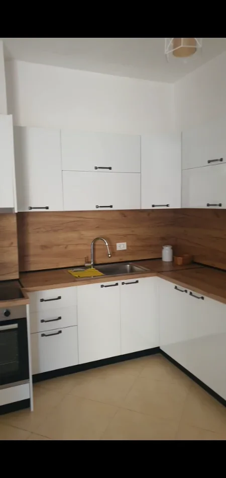 Shqiperi, jepet me qera apartament 1+1 Kati 4, 65 m² 500 € (Rruga Rrapo Hekali)
