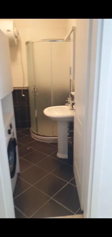 Shqiperi, jepet me qera apartament 1+1 Kati 4, 65 m² 500 € (Rruga Rrapo Hekali)