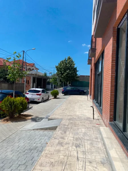 Tirane, jepet me qera ambjent biznesi Kati 0, 55 m² 700 € (Rruga Xhorxh W.Bush,Kamez)