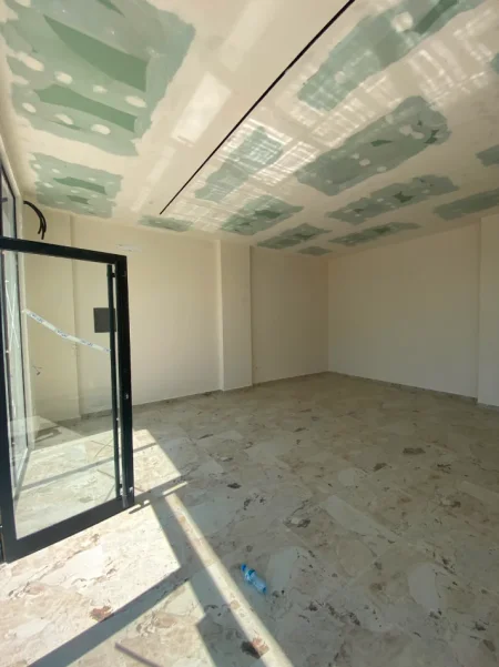 Tirane, jepet me qera ambjent biznesi Kati 0, 55 m² 700 € (Rruga Xhorxh W.Bush,Kamez)