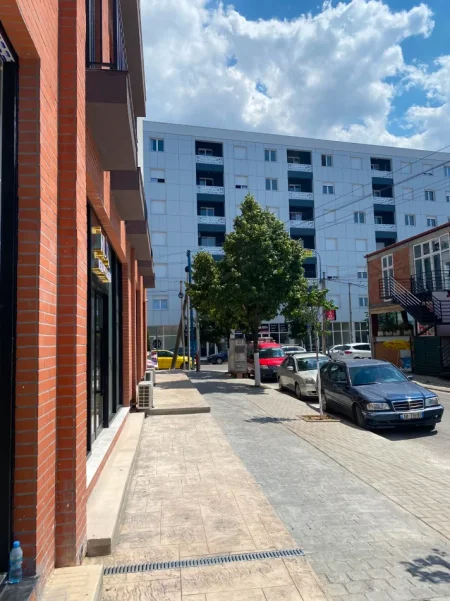 Tirane, jepet me qera ambjent biznesi Kati 0, 55 m² 700 € (Rruga Xhorxh W.Bush,Kamez)