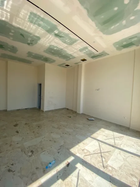 Tirane, jepet me qera ambjent biznesi Kati 0, 55 m² 700 € (Rruga Xhorxh W.Bush,Kamez)