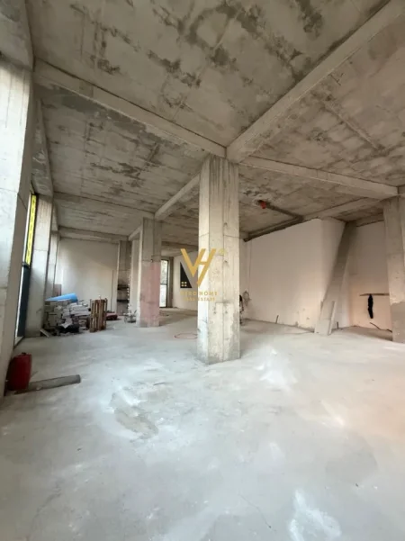 Tirane, jepet me qera ambjent biznesi Kati 2, 300 m² 9.000 € (RRUGA E KAVAJES)