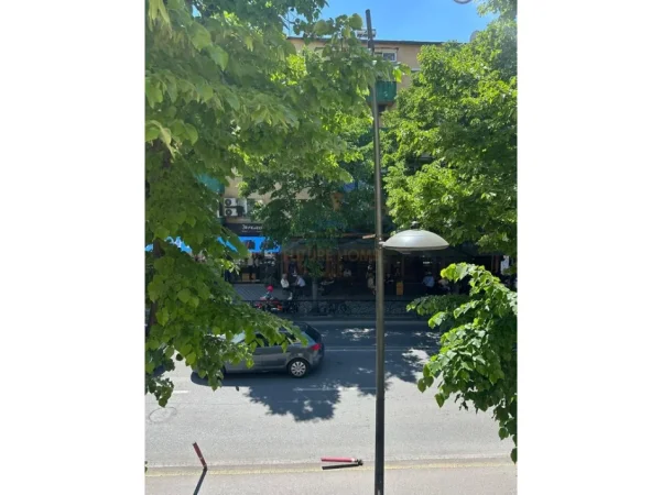 Tirane, jepet me qera ambjent biznesi Kati 1, 73 m² 1.300 € (Rruga e Durresit)