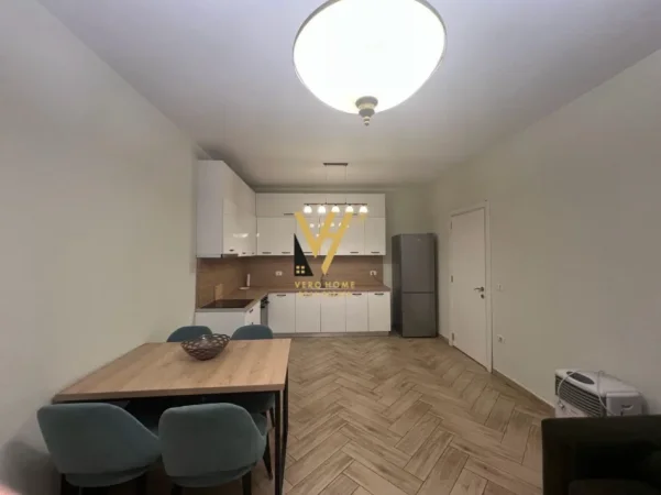 Tirane, jepet me qera apartament 1+1+Ballkon Kati 5, 60 m² 520 € (RRUGA E DIBRES)