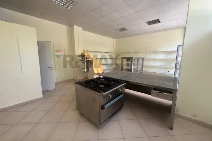 Vlore, jepet me qera dyqan Kati 0, 50 m² 350 € (Rruga Faik Konica, Vlorë)