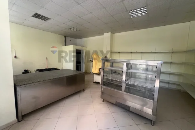 Vlore, jepet me qera dyqan Kati 0, 50 m² 350 € (Rruga Faik Konica, Vlorë)
