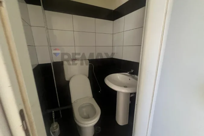 Vlore, jepet me qera dyqan Kati 0, 50 m² 350 € (Rruga Faik Konica, Vlorë)