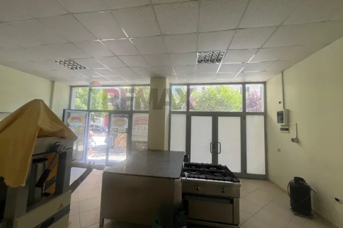 Vlore, jepet me qera dyqan Kati 0, 50 m² 350 € (Rruga Faik Konica, Vlorë)
