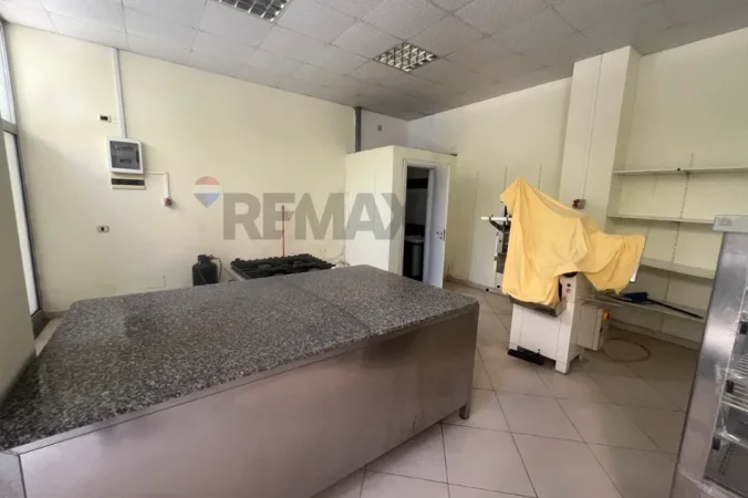 Vlore, jepet me qera dyqan Kati 0, 50 m² 350 € (Rruga Faik Konica, Vlorë)