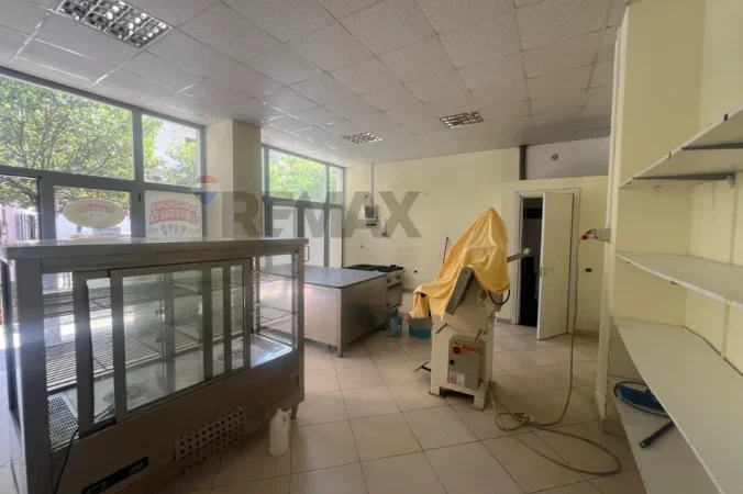 Vlore, jepet me qera dyqan Kati 0, 50 m² 350 € (Rruga Faik Konica, Vlorë)
