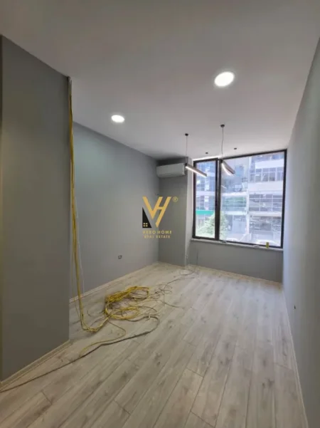 Tirane, jepet me qera ambjent biznesi Kati 2, 31 m² 600 € (DON BOSKO)