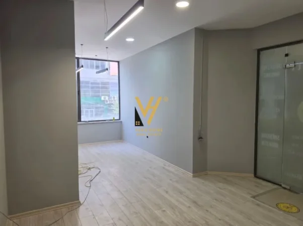 Tirane, jepet me qera ambjent biznesi Kati 2, 31 m² 600 € (DON BOSKO)