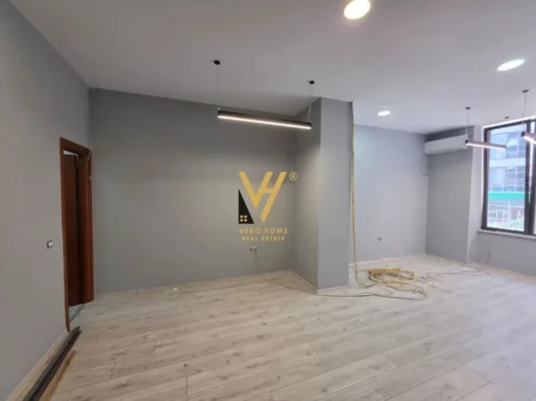 Tirane, jepet me qera ambjent biznesi Kati 2, 31 m² 600 € (DON BOSKO)