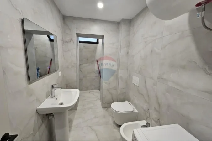 Tirane, jepet me qera apartament 2+1 Kati 3, 85 m² 750 € (Garda)