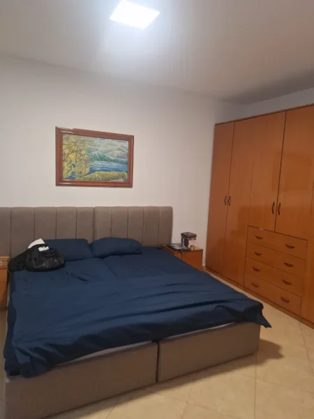 SHITET APARTAMENT I NDARË NË 2 GARSONIERE – PRANË BLLOKUT TË AMBASADAVE