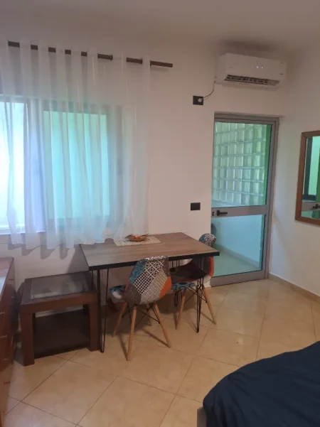 SHITET APARTAMENT I NDARË NË 2 GARSONIERE – PRANË BLLOKUT TË AMBASADAVE