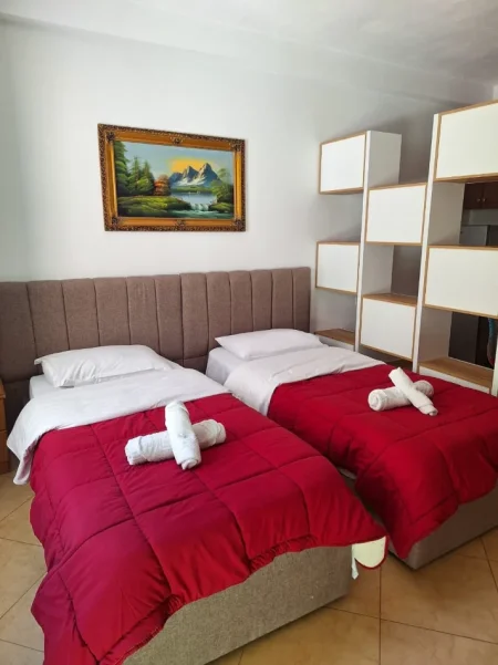 SHITET APARTAMENT I NDARË NË 2 GARSONIERE – PRANË BLLOKUT TË AMBASADAVE