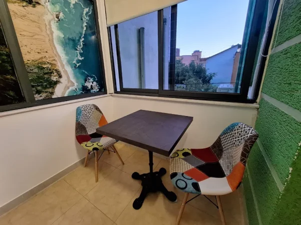 SHITET APARTAMENT I NDARË NË 2 GARSONIERE – PRANË BLLOKUT TË AMBASADAVE