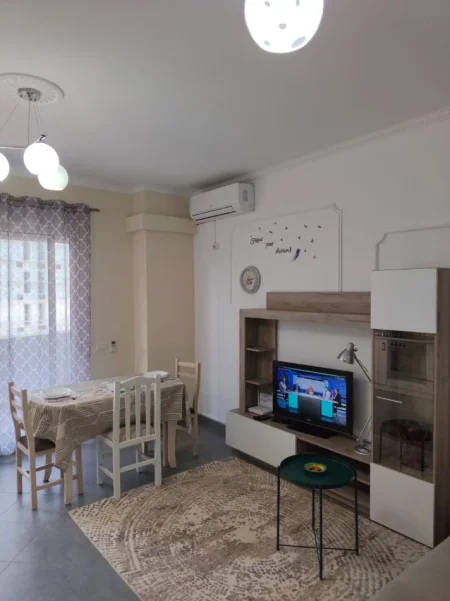 Tirane, jepet me qera apartament 1+1+Ballkon Kati 4, 70 m² 600 € (Ish Parku i Autobuzave)