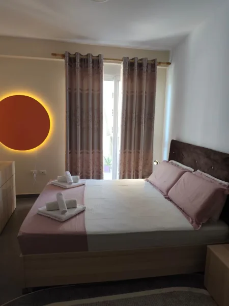 Tirane, jepet me qera apartament 1+1+Ballkon Kati 4, 70 m² 600 € (Ish Parku i Autobuzave)